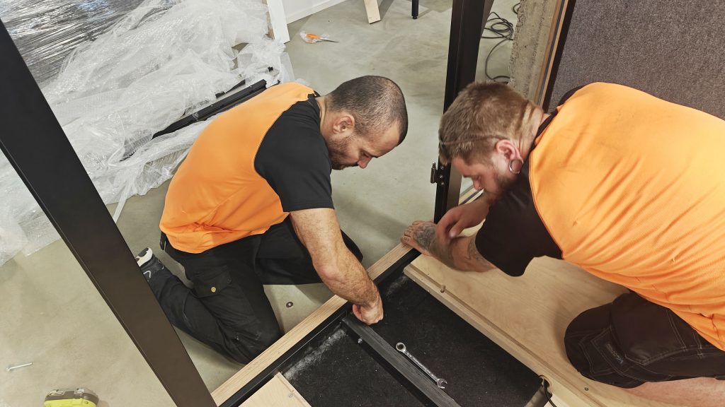 Puhelinkoppien, neuvotteluhuoneiden, kalusteiden purkaminen ja kokoaminen.