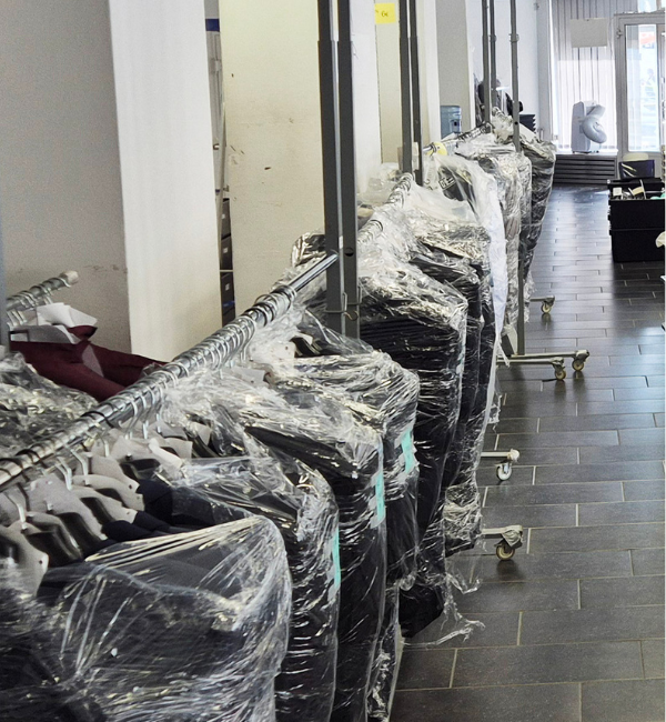 Muuttopalvelu Kengurut muutti pukuliike Frakkipalvelu Namin uuteen osoitteeseen.