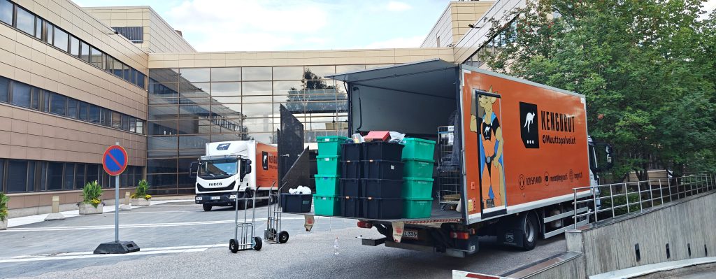 Kuljetuspalvelut, isot ja pienet tavarat, koneet, kalusteet.