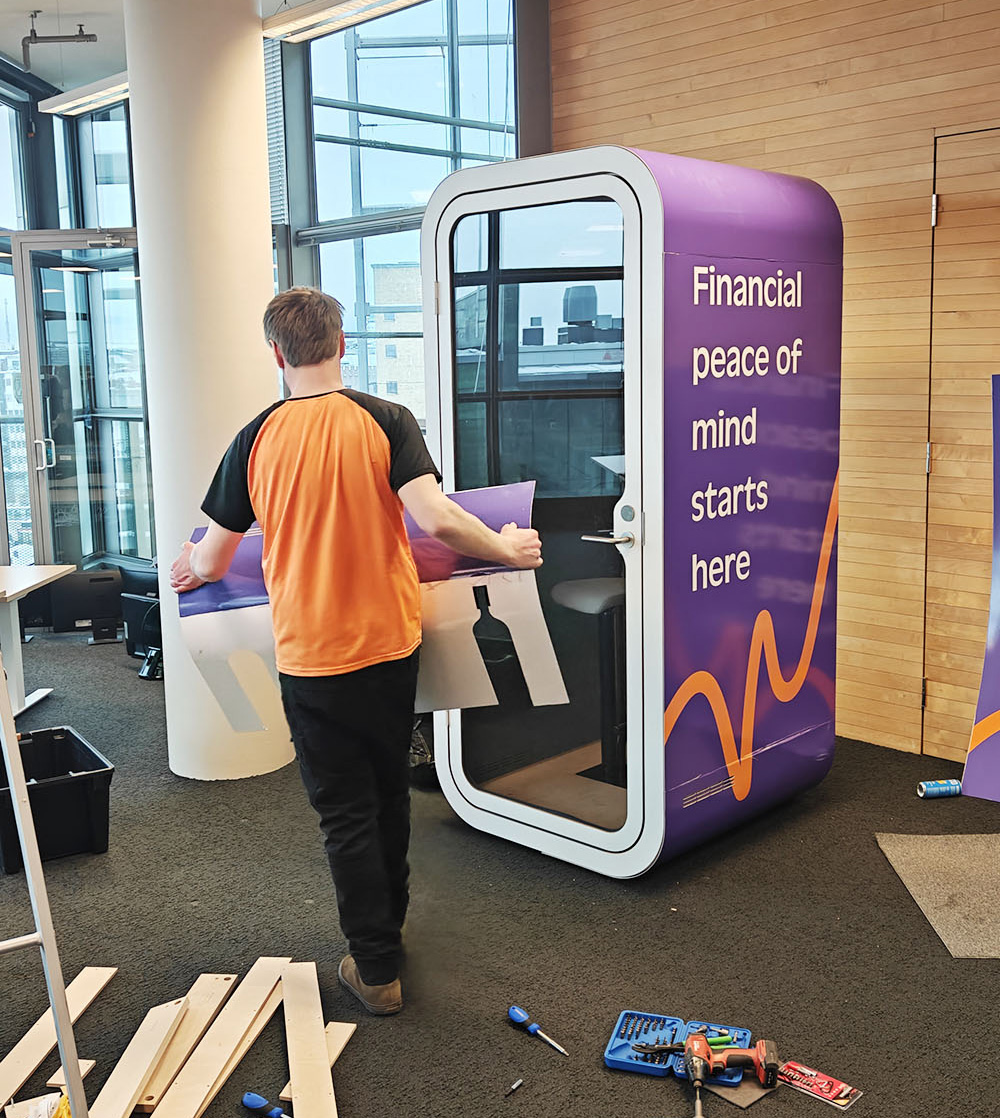 Kengurut purkaa, siirtää ja kokoaa puhelikopit.